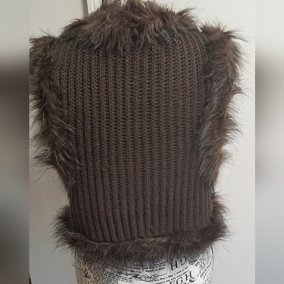 Large Decree faux fur vest - Picture 8 of 8